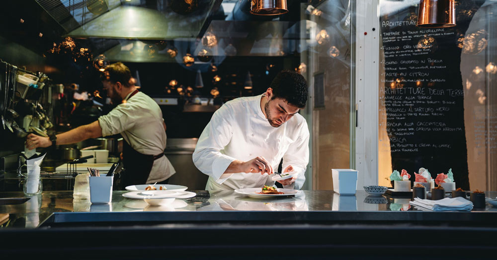 Kock som lägger upp på tallrik