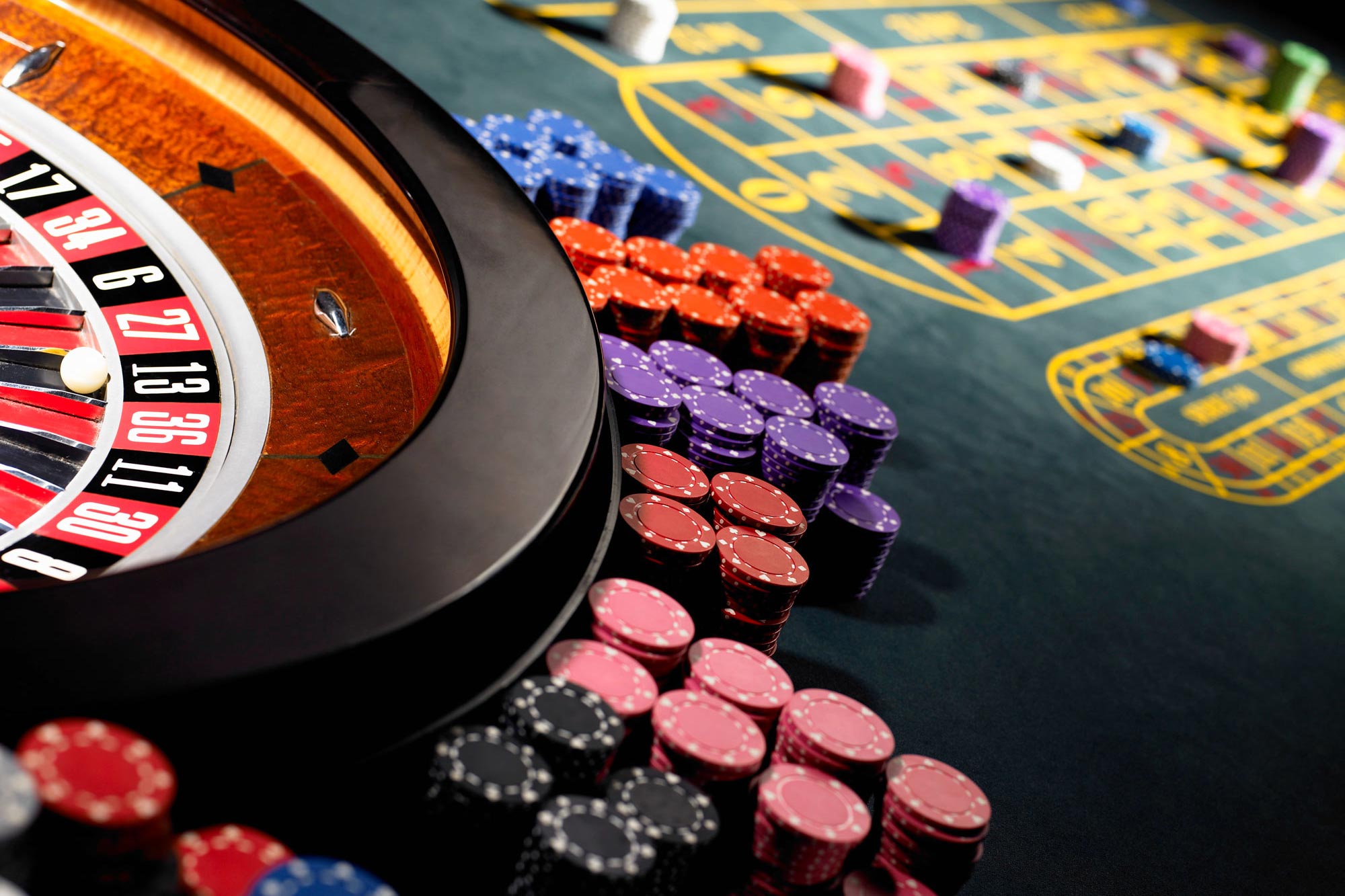 Roulettehjul och staplar med spelmarker på ett casinobord