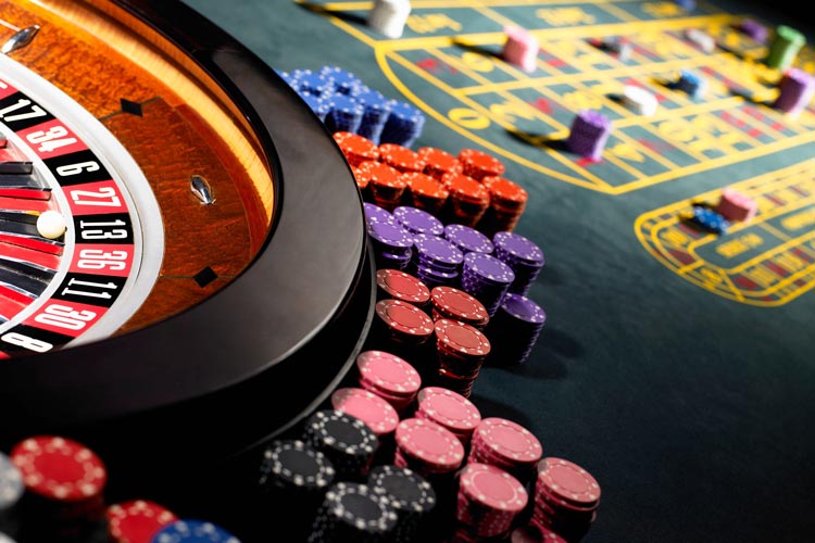 Roulettehjul och staplar med spelmarker på ett casinobord