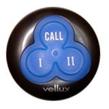 En svart puck med tre blåa knappar